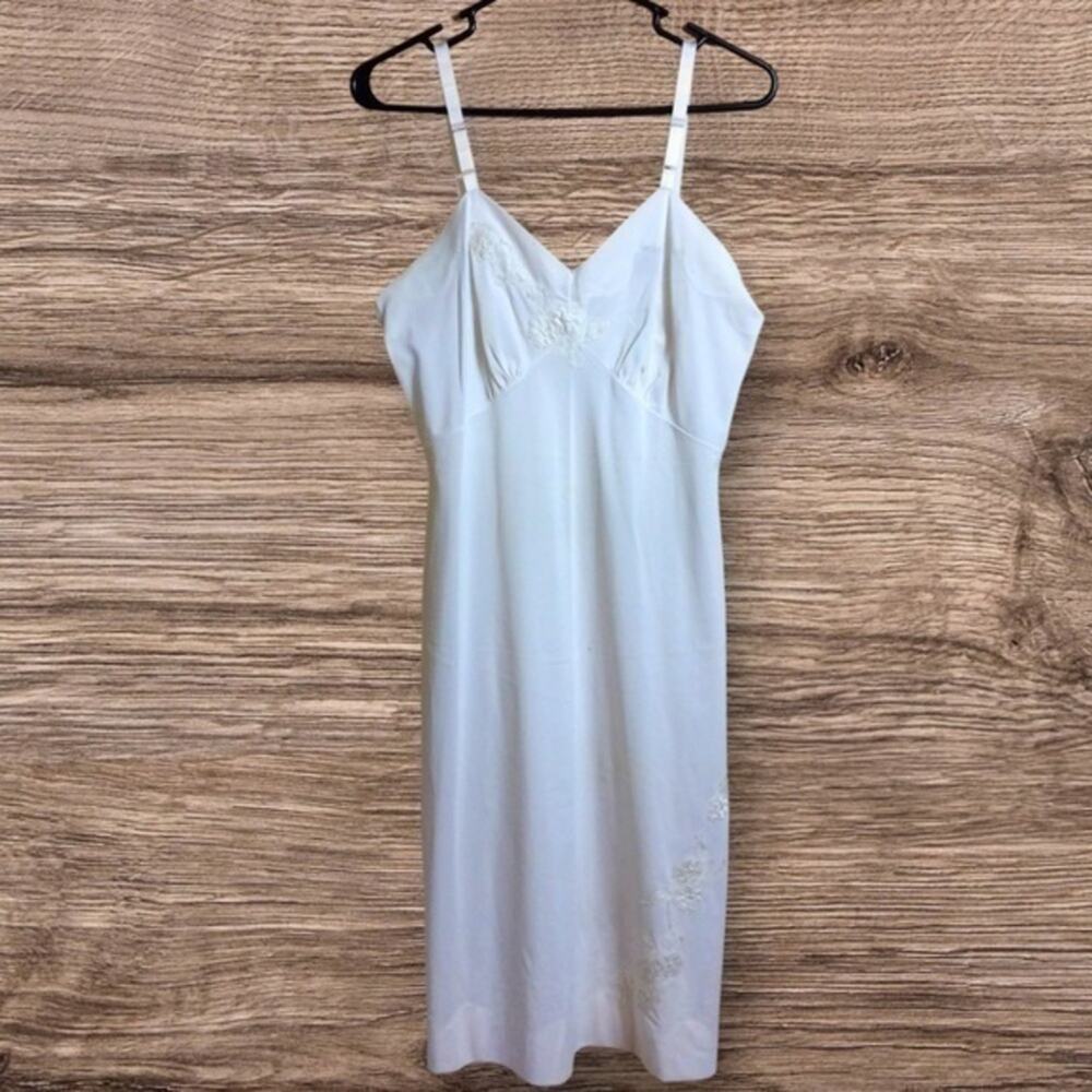 Vintage shadowline cream slip. 36. Medium embroidered floral